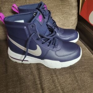 New kids unisex Nike boots size 7Y. In box without top